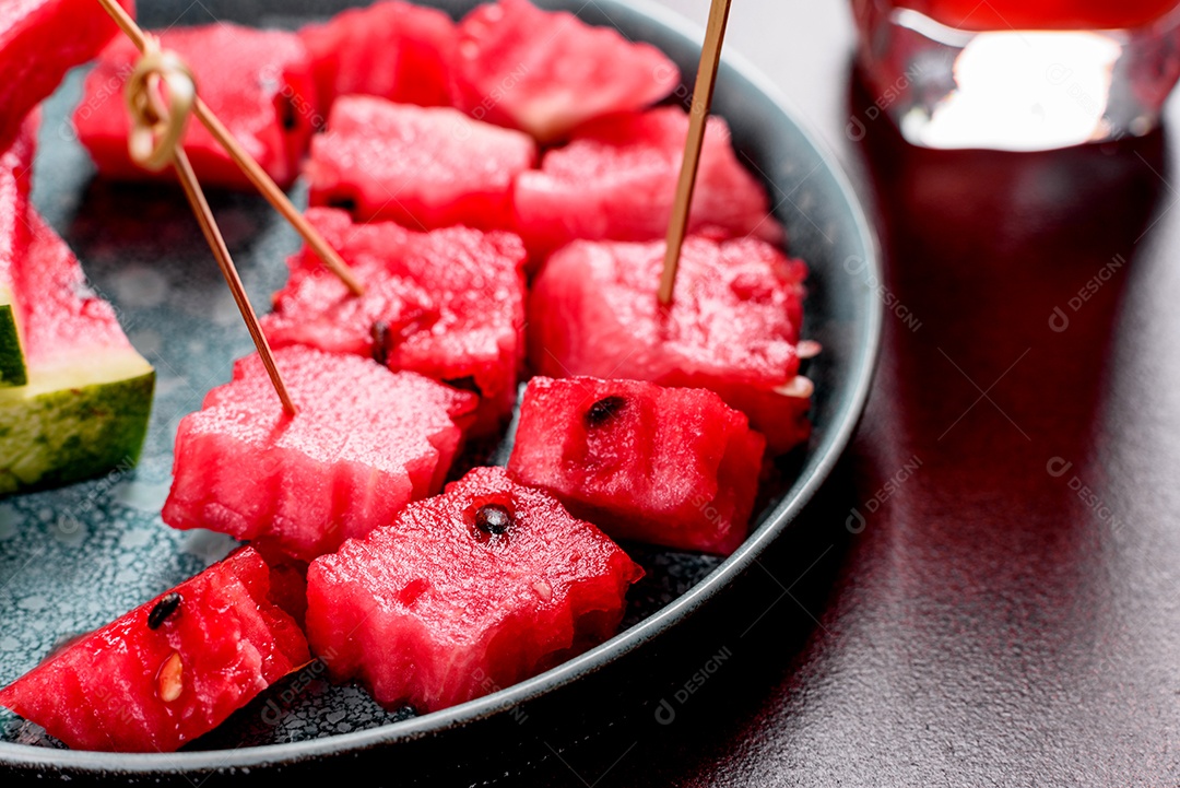 Melancia deliciosa fresca cortada com suco de hortelã e melancia. Colheita de melancia de verão