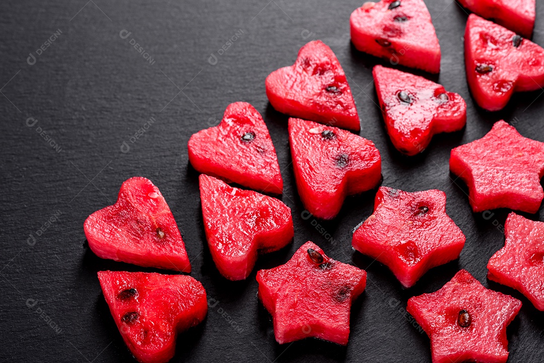 Melancia deliciosa fresca cortada com suco de hortelã e melancia. Colheita de melancia de verã