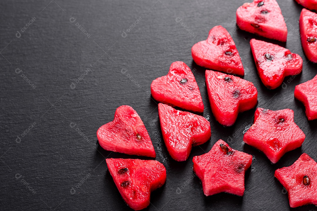 Melancia deliciosa fresca cortada com suco de hortelã e melancia. Colheita de melancia de verão