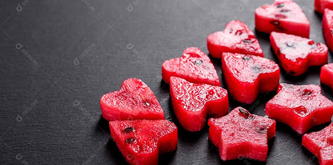 Melancia deliciosa fresca cortada com suco de hortelã e melancia. Colheita de melancia de verão