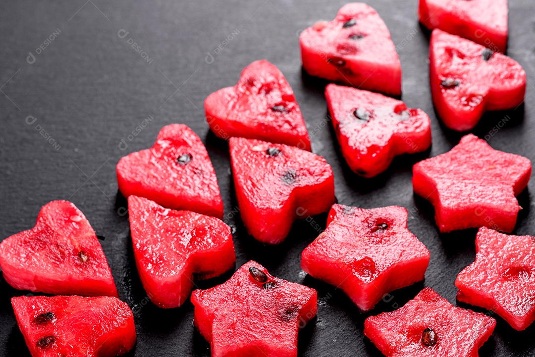 Melancia deliciosa fresca cortada com suco de hortelã e melancia. Colheita de melancia de verão