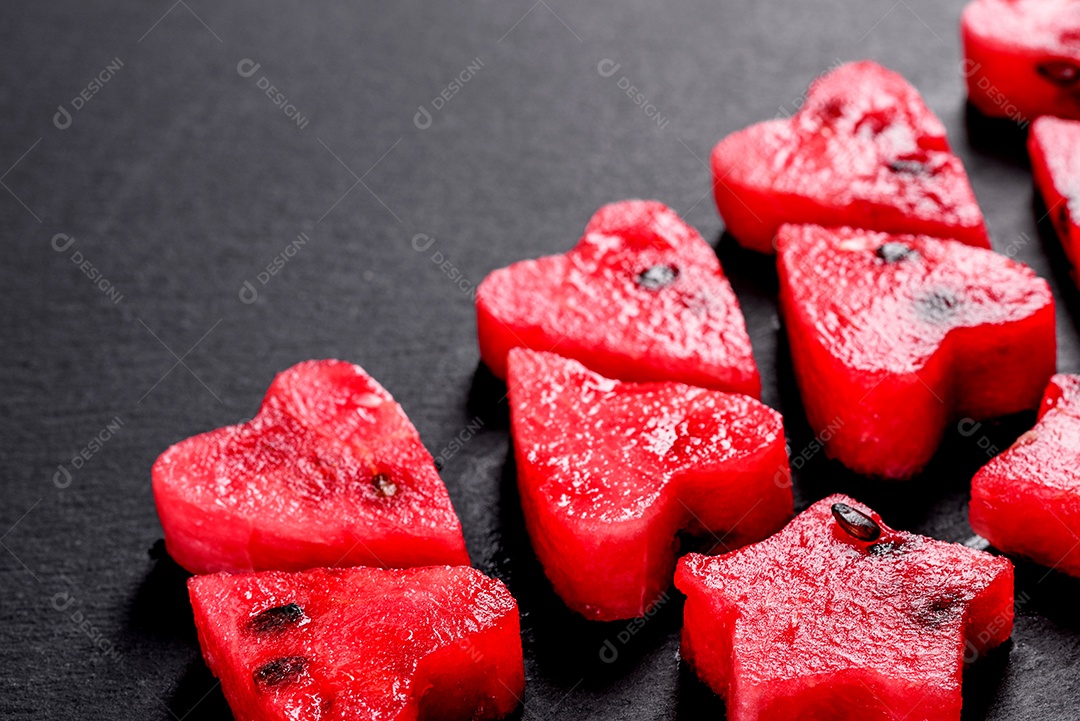 Melancia deliciosa fresca cortada com suco de hortelã e melancia. Colheita de melancia de verão