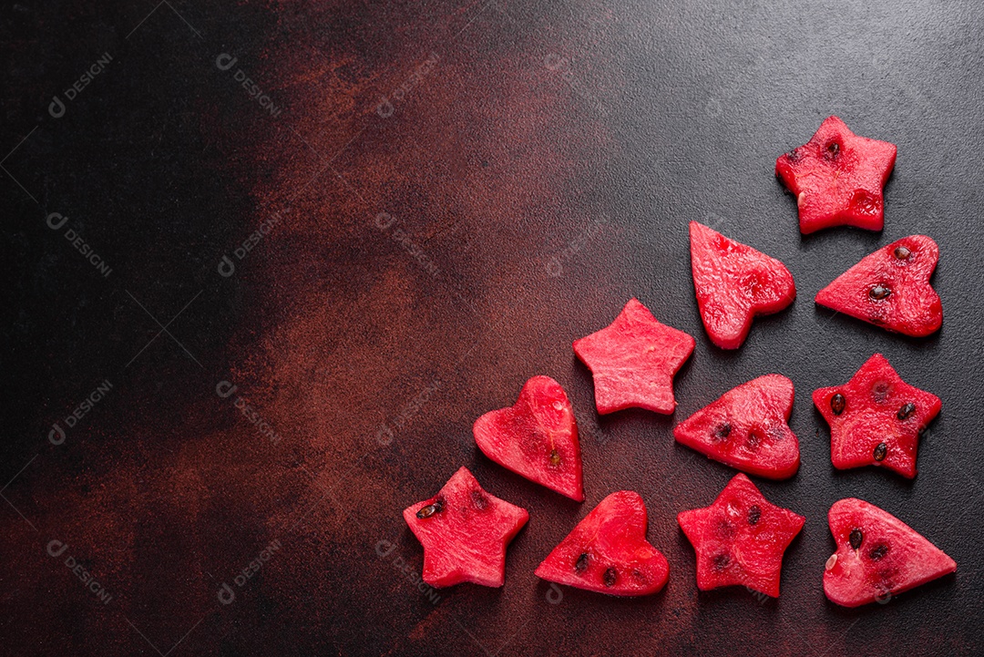 Melancia deliciosa fresca cortada com suco de hortelã e melancia. Colheita de melancia de verão