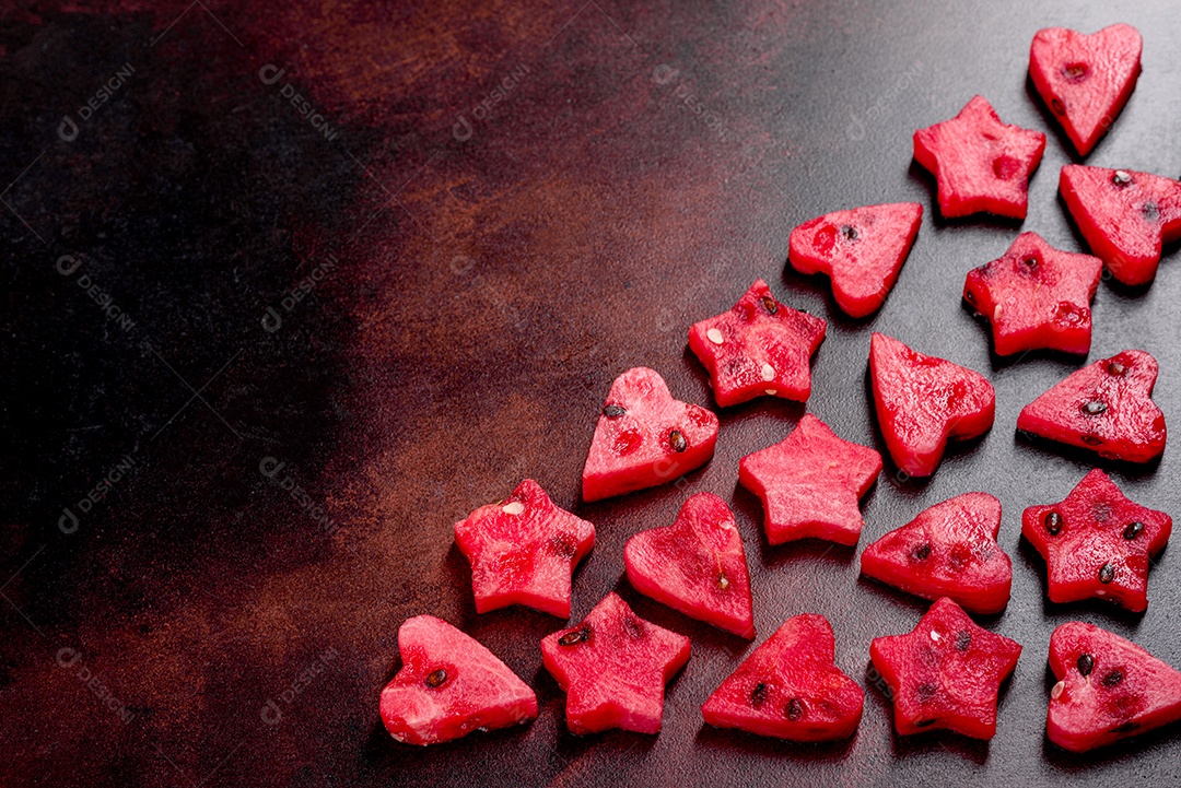 Melancia deliciosa fresca cortada com suco de hortelã e melancia. Colheita de melancia de verão