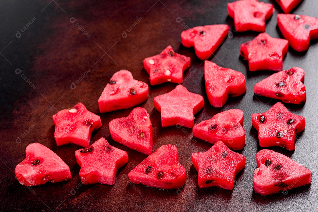 Melancia deliciosa fresca cortada com suco de hortelã e melancia. Colheita de melancia de verão