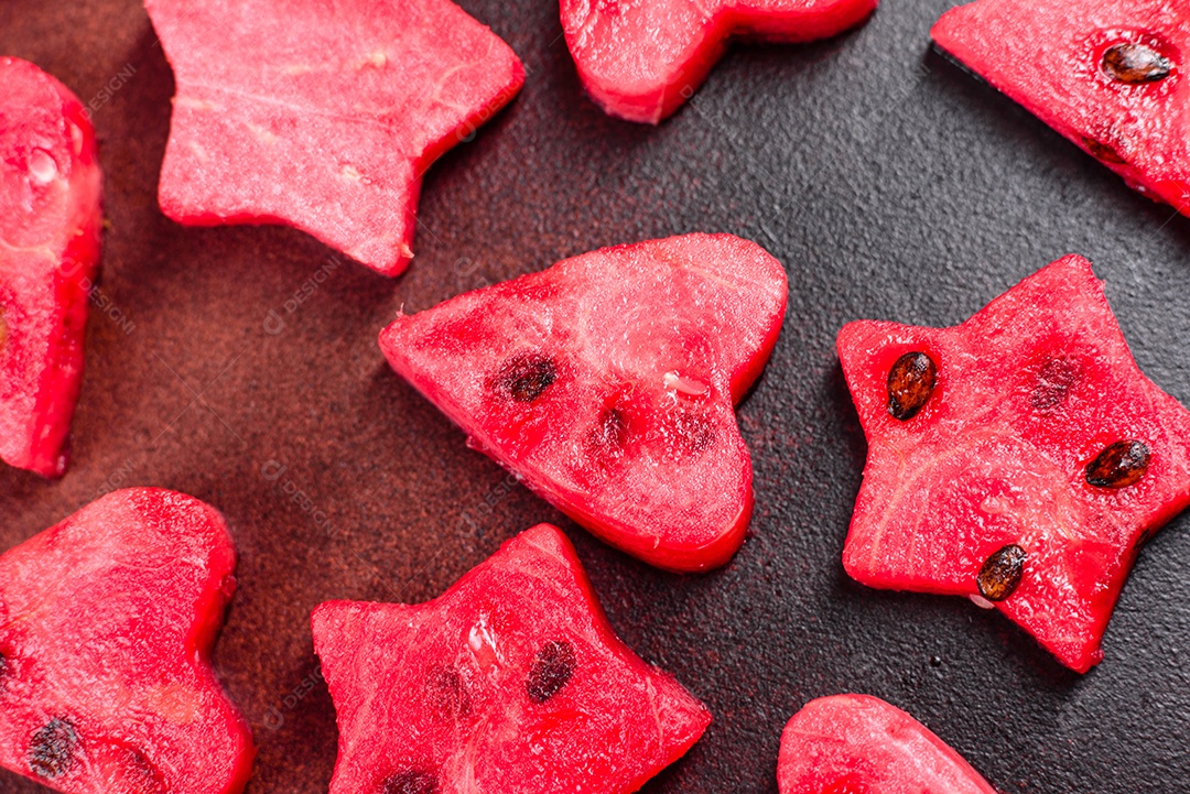 Melancia deliciosa fresca cortada com suco de hortelã e melancia. Colheita de melancia de verão