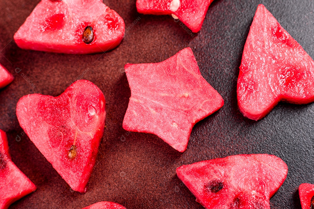 Melancia deliciosa fresca cortada com suco de hortelã e melancia. Colheita de melancia de verão