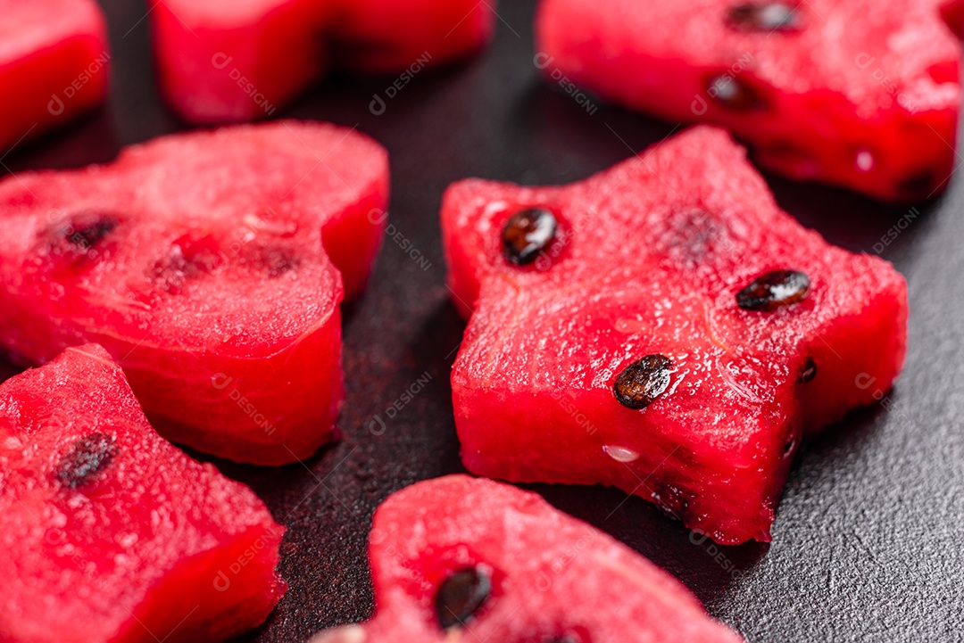 Melancia deliciosa fresca cortada com suco de hortelã e melancia. Colheita de melancia de verão