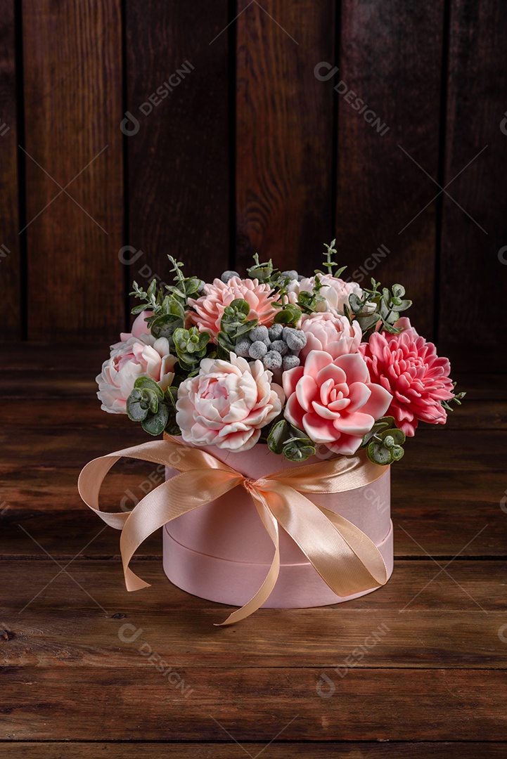 Buquê de lindas flores rosas brilhantes em uma caixa de papelão cilíndrica para presente. Buquê de flores de sabão para presente