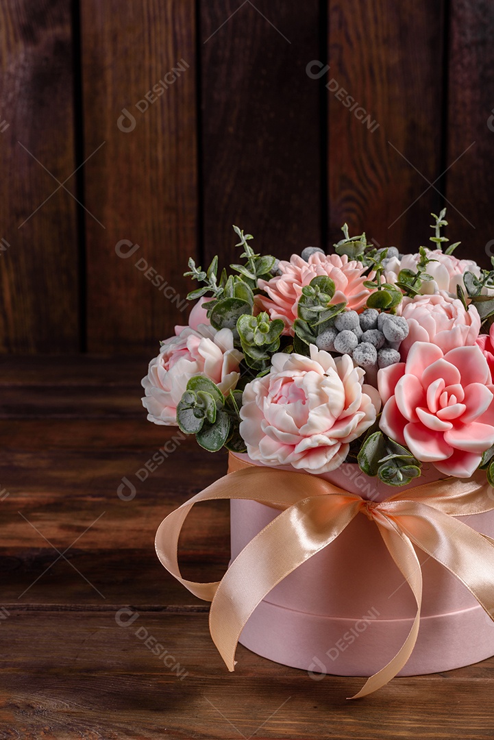Buquê de lindas flores rosas brilhantes em uma caixa de papelão cilíndrica para presente. Buquê de flores de sabão para presente