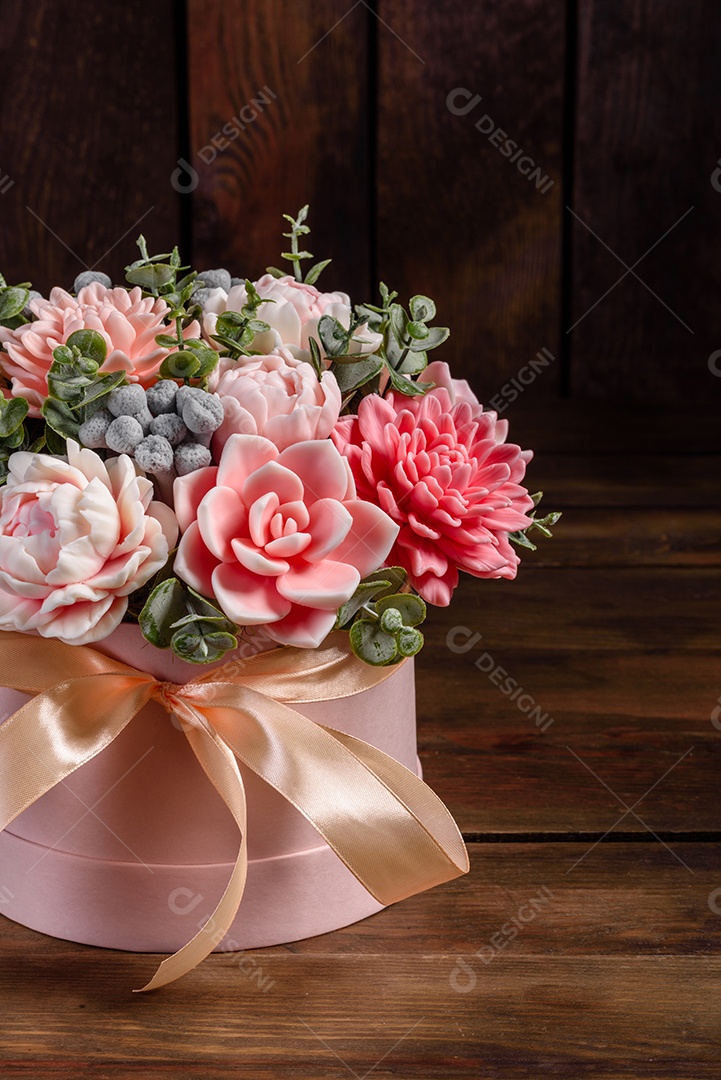 Buquê de lindas flores rosas brilhantes em uma caixa de papelão cilíndrica para presente. Buquê de flores de sabão para presente