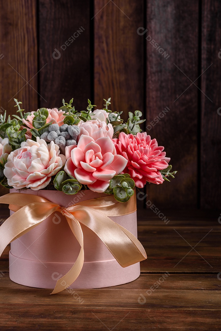 Buquê de lindas flores rosas brilhantes em uma caixa de papelão cilíndrica para presente. Buquê de flores de sabão para presente