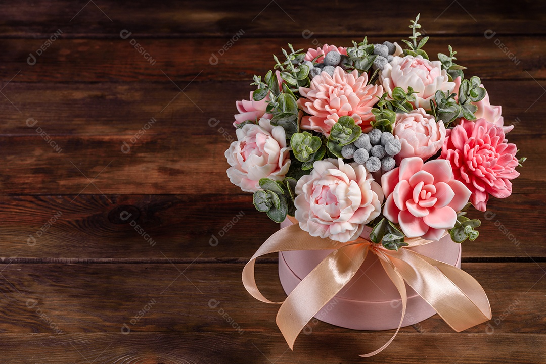 Buquê de lindas flores rosas brilhantes em uma caixa de papelão cilíndrica para presente. Buquê de flores de sabão para presente