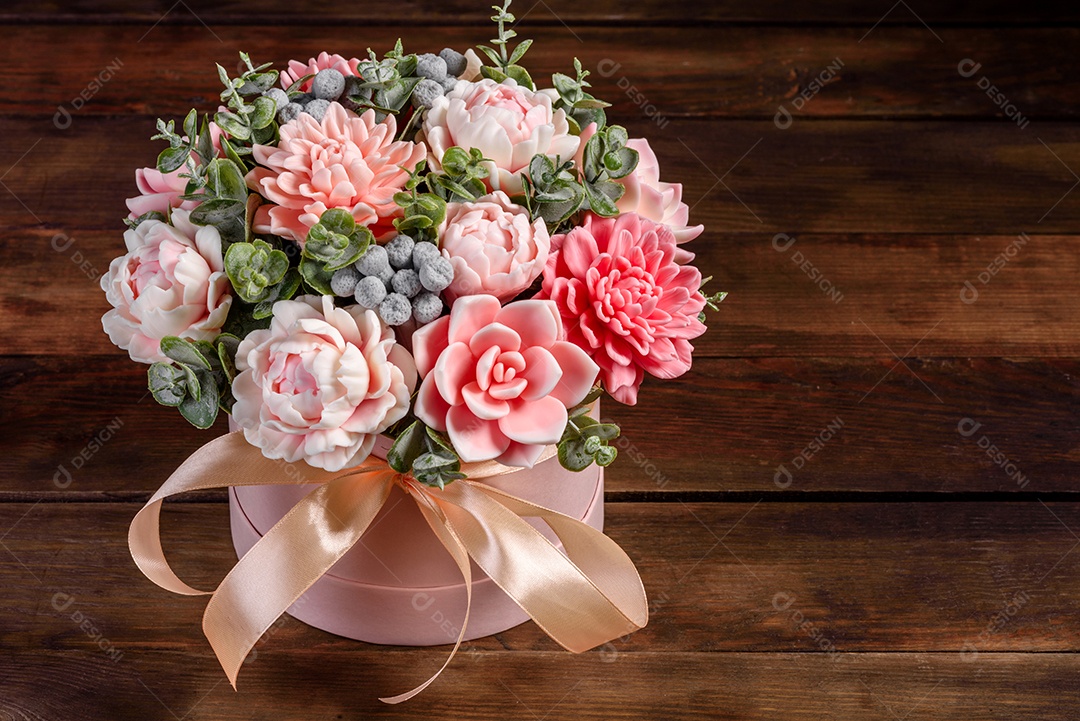 Buquê de lindas flores rosas brilhantes em uma caixa de papelão cilíndrica para presente. Buquê de flores de sabão para presente