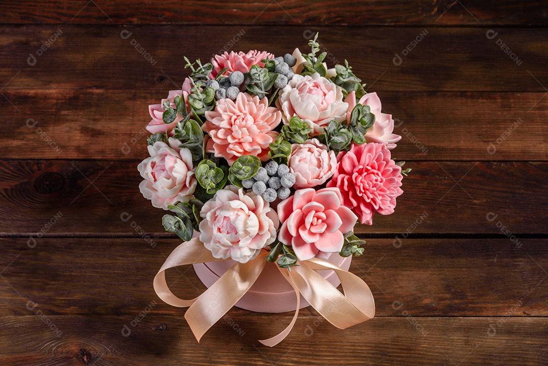 Buquê de lindas flores rosas brilhantes em uma caixa de papelão cilíndrica para presente. Buquê de flores de sabão para presente