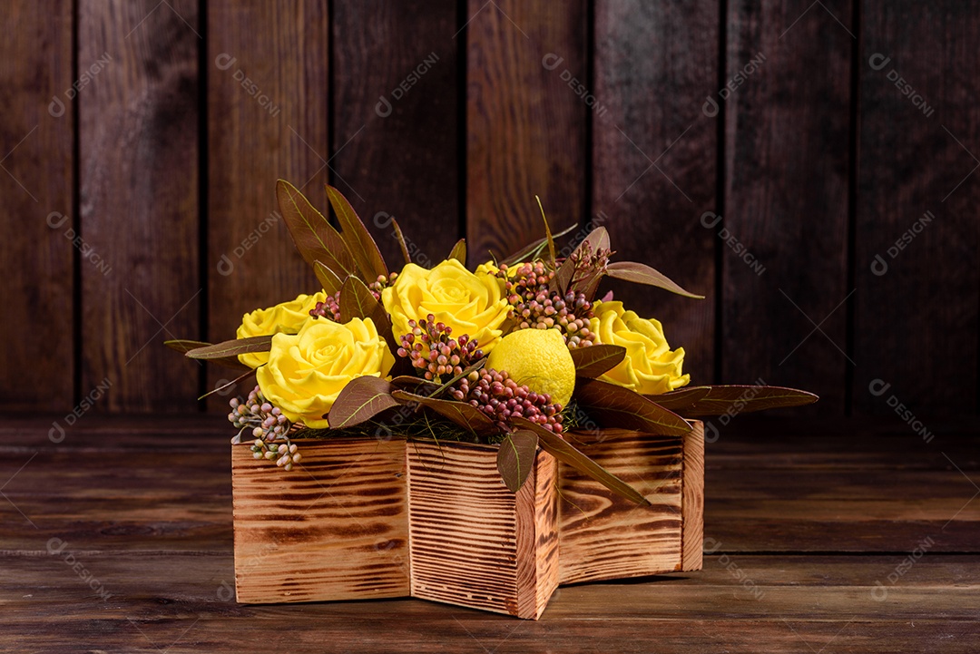 Buquê de lindas flores rosas amarelas brilhantes em uma caixa de presente. Buquê de flores de sabão para presente