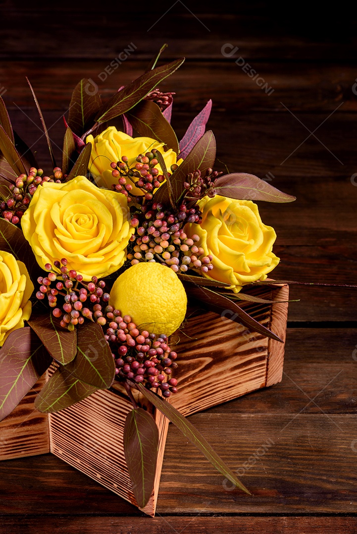 Buquê de lindas flores rosas amarelas brilhantes em uma caixa de presente. Buquê de flores de sabão para presente