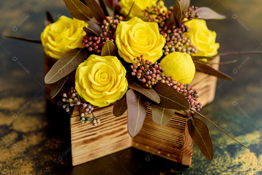 Buquê de lindas flores rosas amarelas brilhantes em uma caixa de presente. Buquê de flores de sabão para presente