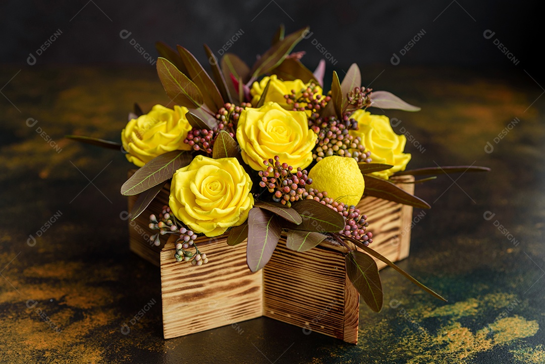 Buquê de lindas flores rosas amarelas brilhantes em uma caixa de presente. Buquê de flores de sabão para presente