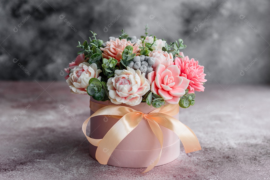 Buquê de lindas flores rosas brilhantes em uma caixa de papelão cilíndrica para presente. Buquê de flores de sabão para presente