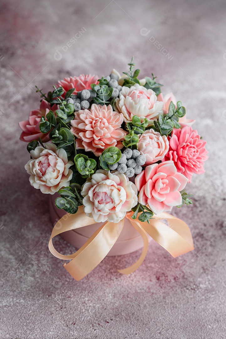 Buquê de lindas flores rosas brilhantes em uma caixa de papelão cilíndrica para presente. Buquê de flores de sabão para presente