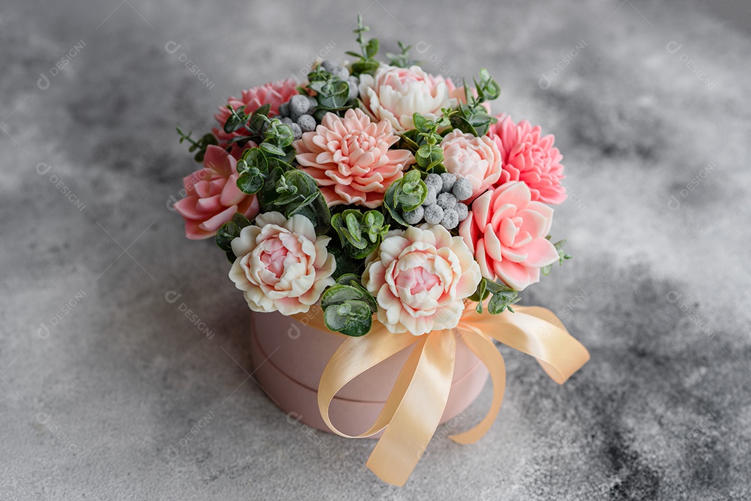 Buquê de lindas flores rosas brilhantes em uma caixa de papelão cilíndrica para presente. Buquê de flores de sabão para presente