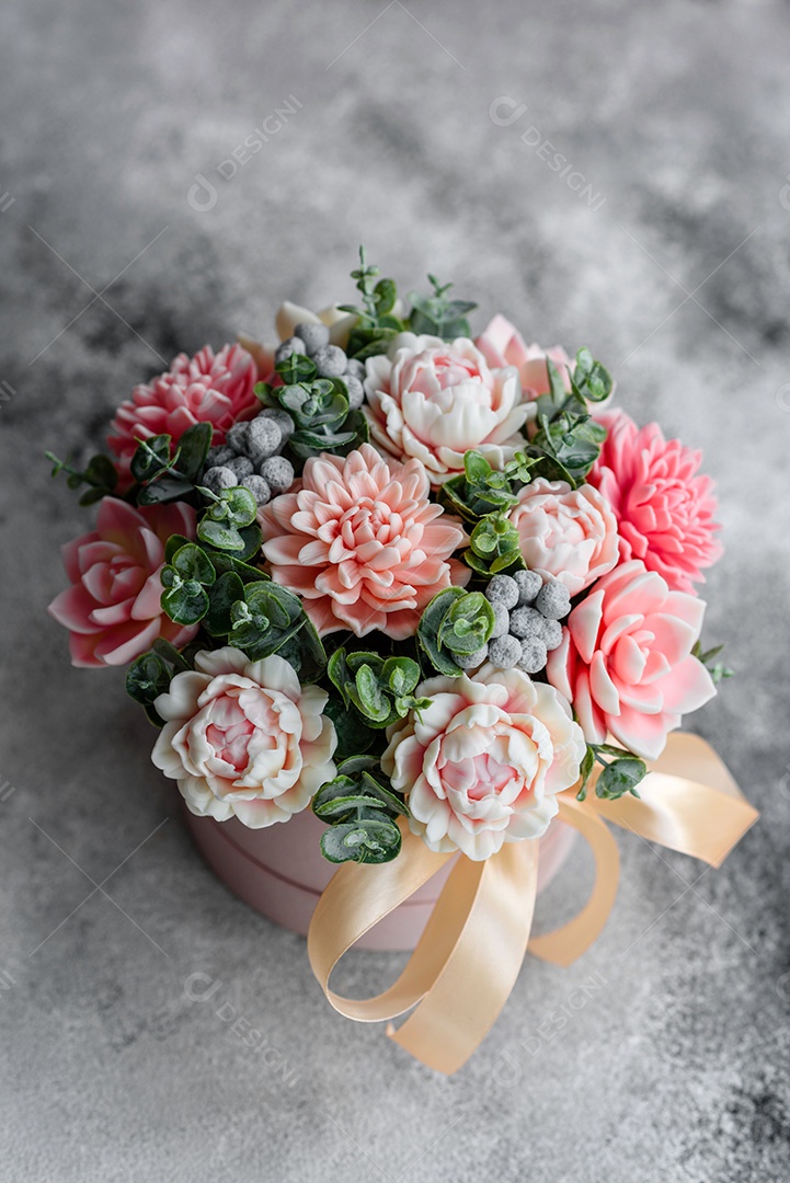 Buquê de lindas flores rosas brilhantes em uma caixa de papelão cilíndrica para presente. Buquê de flores de sabão para presente