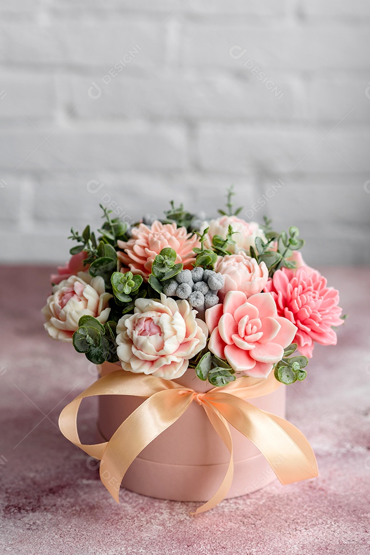 Buquê de lindas flores rosas brilhantes em uma caixa de papelão cilíndrica para presente. Buquê de flores de sabão para presente