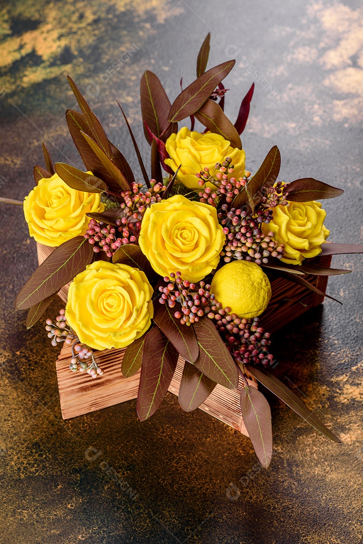 Buquê de lindas flores rosas amarelas brilhantes em uma caixa de presente. Buquê de flores de sabão para presente