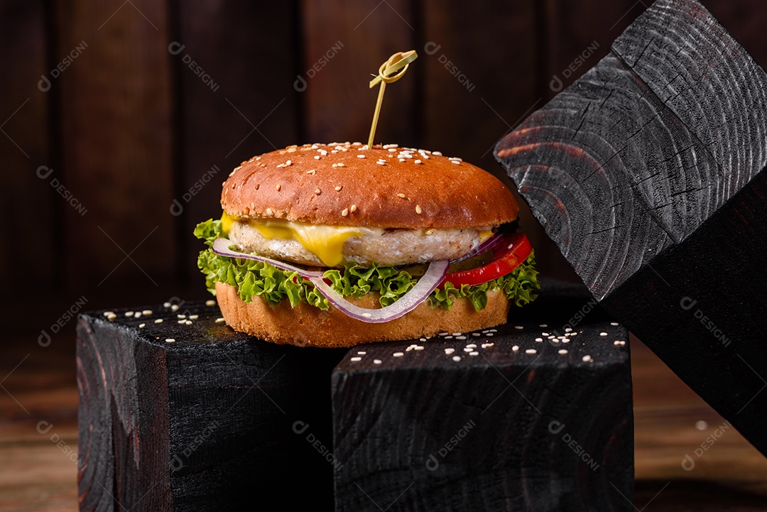 Hambúrguer caseiro com alface e queijo.