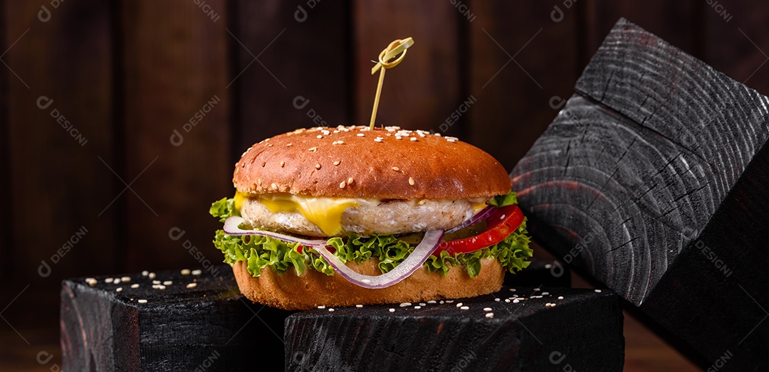 Hambúrguer caseiro com alface e queijo.