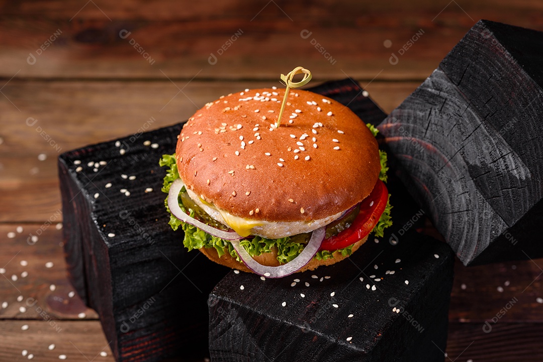 Hambúrguer caseiro com alface e queijo.