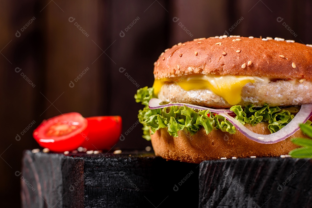 Hambúrguer caseiro com alface e queijo.