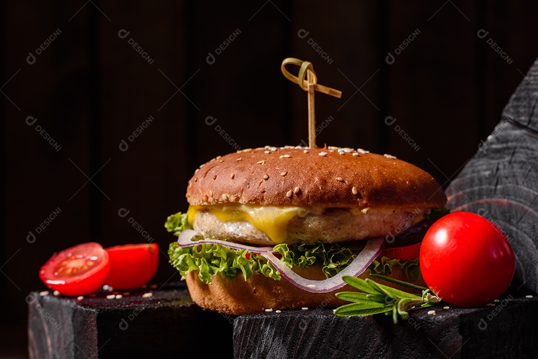 Hambúrguer caseiro com alface e queijo.