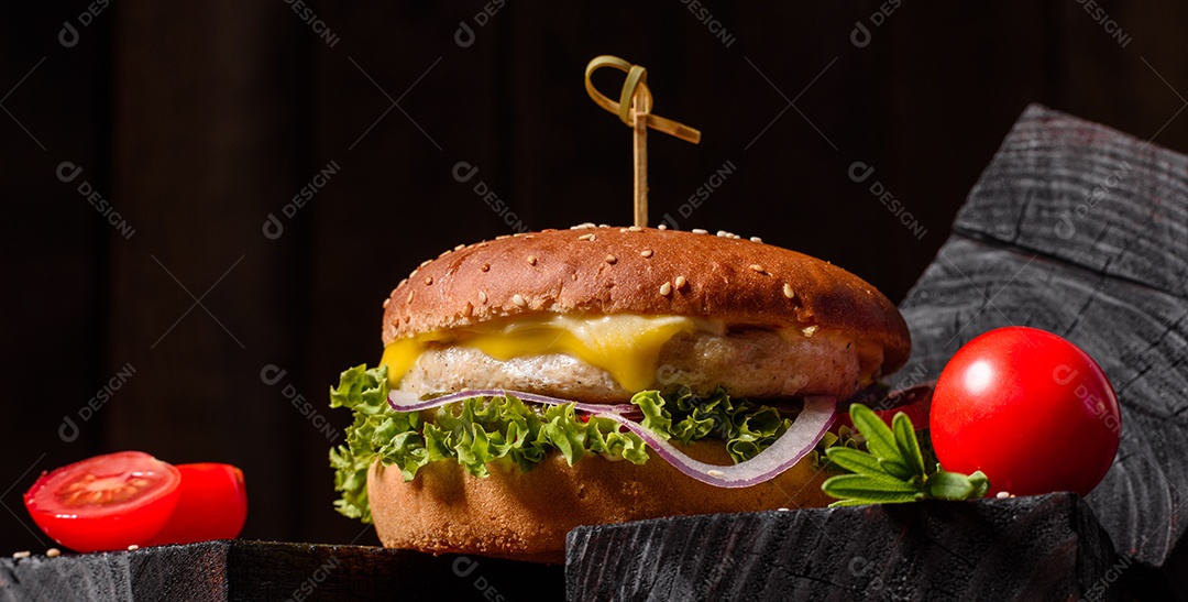 Hambúrguer caseiro com alface e queijo.