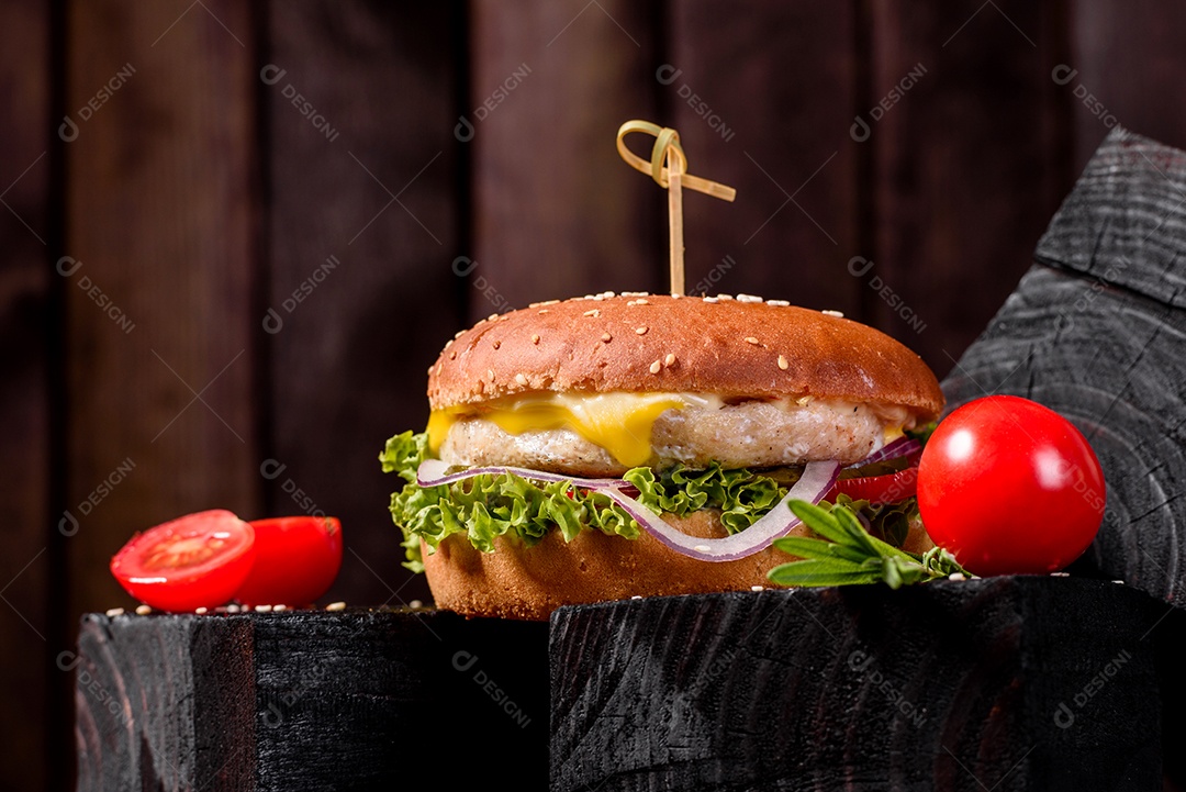 Hambúrguer caseiro com alface e queijo.