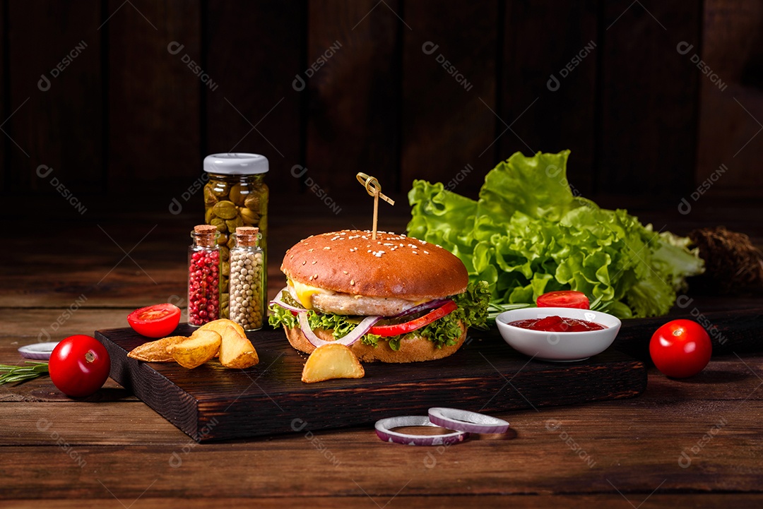 Hambúrguer caseiro com alface e queijo.