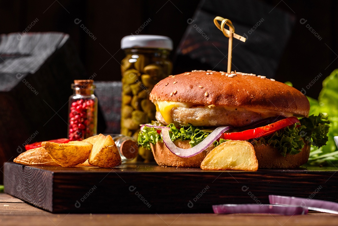 Hambúrguer caseiro com alface e queijo.