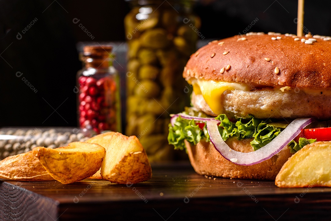 Hambúrguer caseiro com alface e queijo.