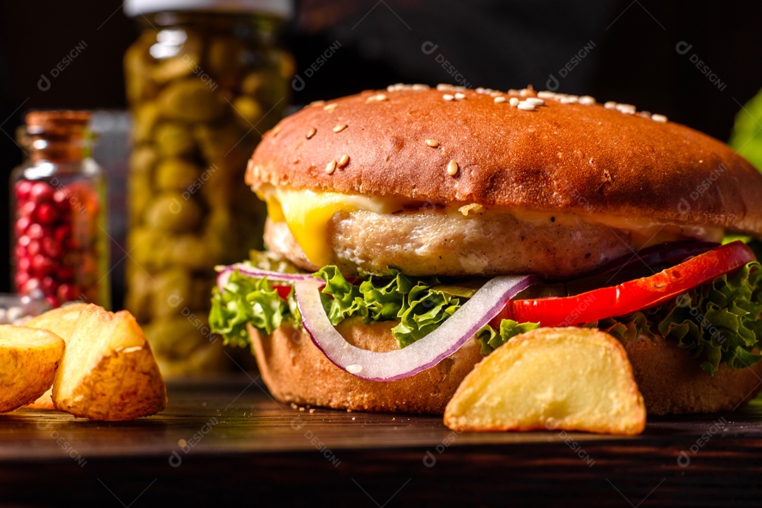 Hambúrguer caseiro com alface e queijo de hambúrgueres saborosos caseiros na mesa de madeira