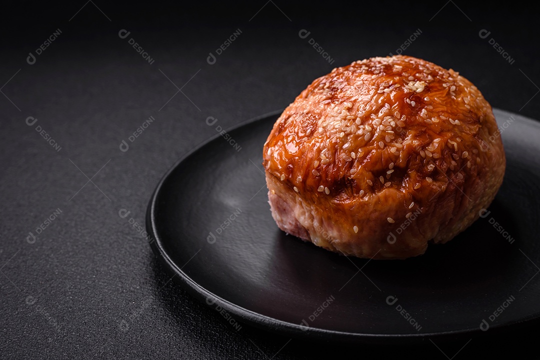 Delicioso rolo de carne de frango ou peru assado com sal e especiarias sobre um fundo de concreto texturizado