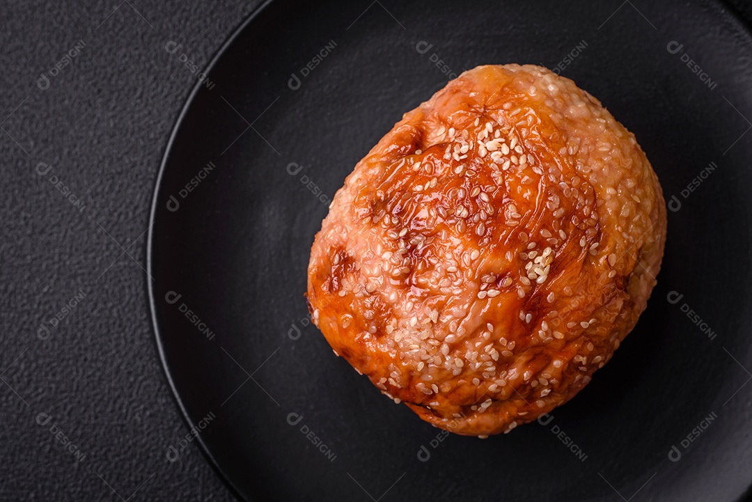 Delicioso rolo de carne de frango ou peru assado com sal e especiarias sobre um fundo de concreto texturizado