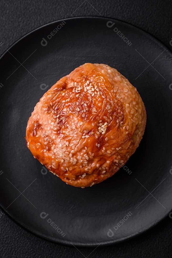 Delicioso rolo de carne de frango ou peru assado com sal e especiarias sobre um fundo de concreto texturizado