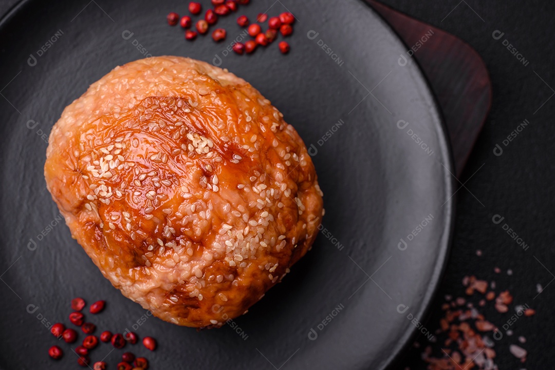Delicioso rolo de carne de frango ou peru assado com sal e especiarias sobre um fundo de concreto texturizado