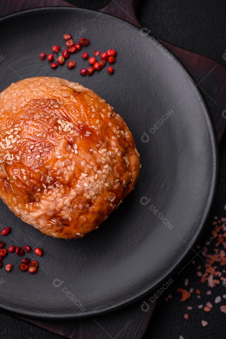 Delicioso rolo de carne de frango ou peru assado com sal e especiarias sobre um fundo de concreto texturizado