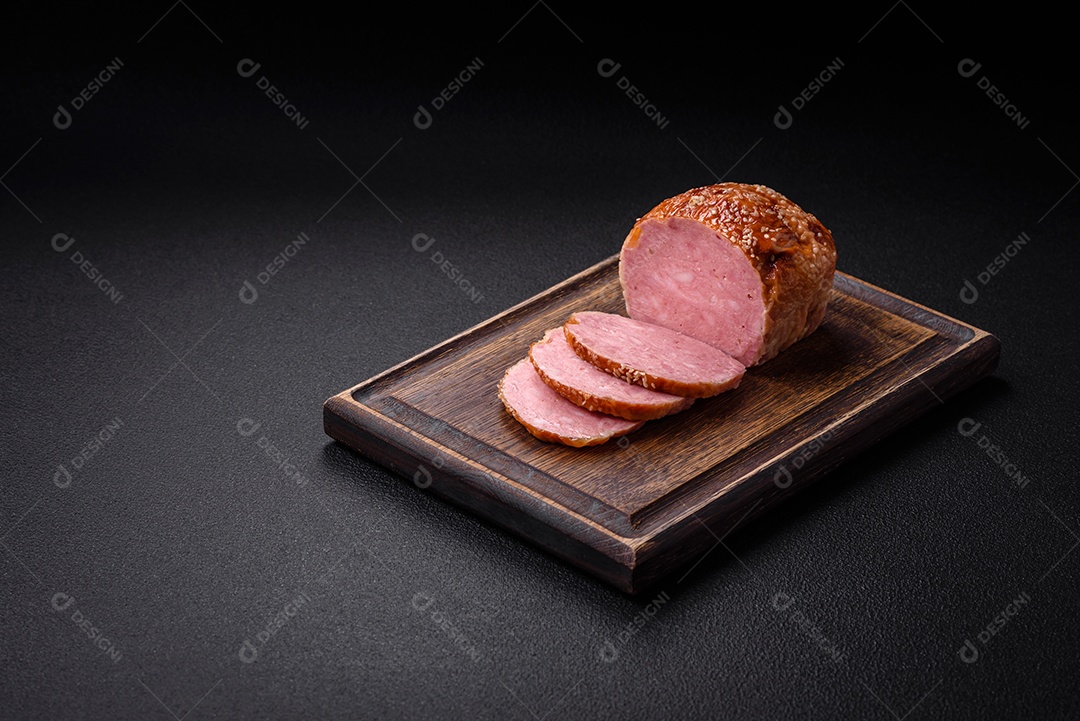 Delicioso rolo de carne de frango ou peru assado com sal e especiarias sobre um fundo de concreto texturizado
