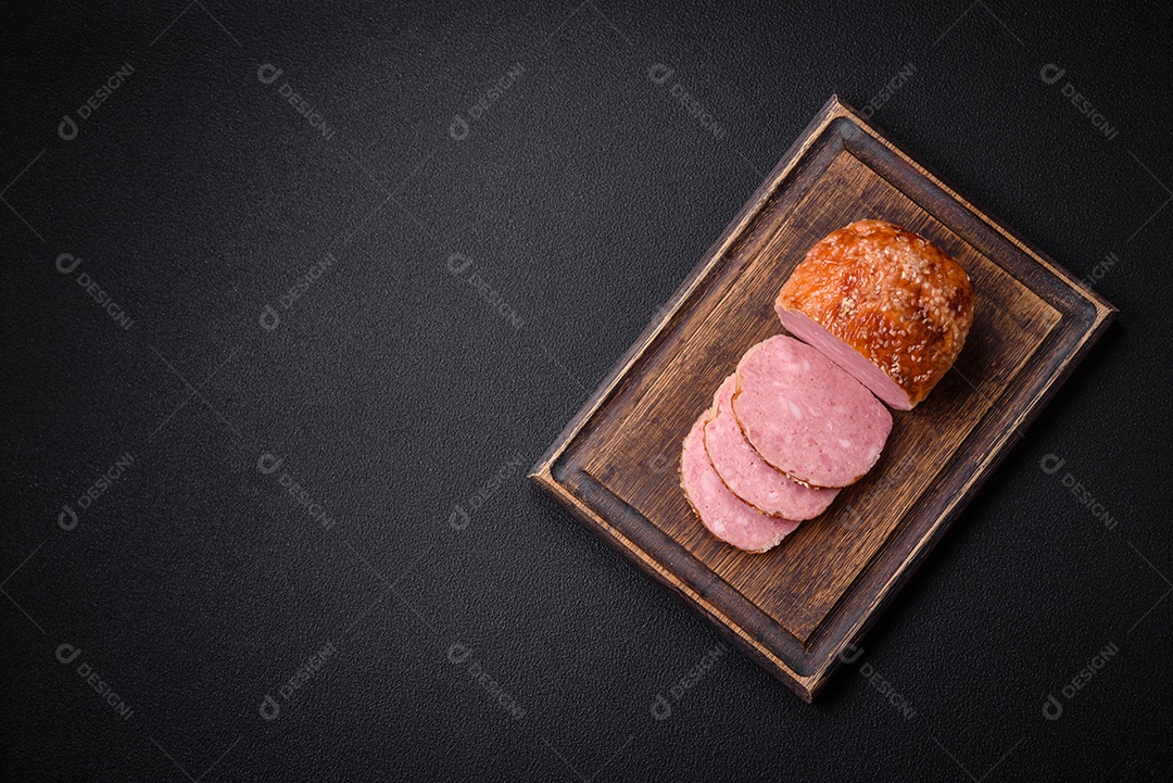 Delicioso rolo de carne de frango ou peru assado com sal e especiarias sobre um fundo de concreto texturizado