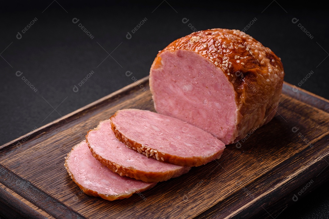 Delicioso rolo de carne de frango ou peru assado com sal e especiarias sobre um fundo de concreto texturizado