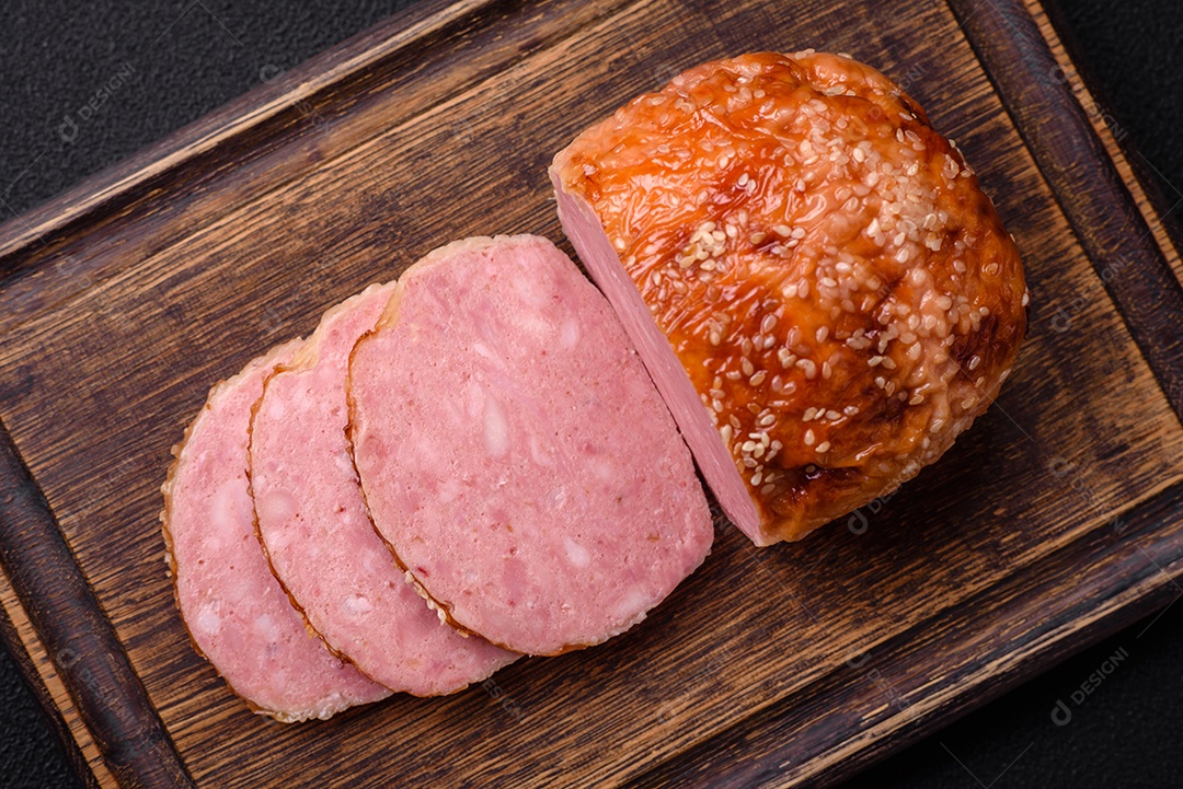 Delicioso rolo de carne de frango ou peru assado com sal e especiarias sobre um fundo de concreto texturizado