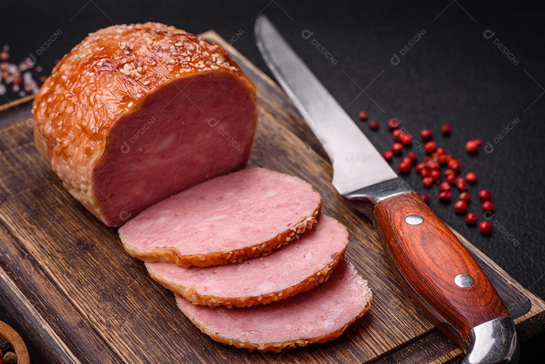 Delicioso rolo de carne de frango ou peru assado com sal e especiarias sobre um fundo de concreto texturizado